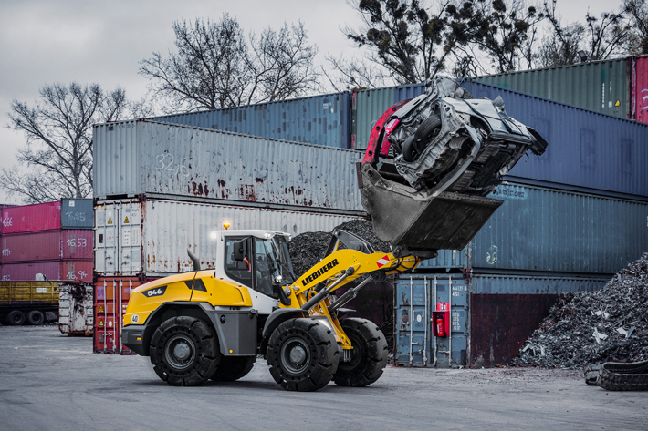A new Liebherr L 546 wheel loader loads bulky and heavy materials in recycling