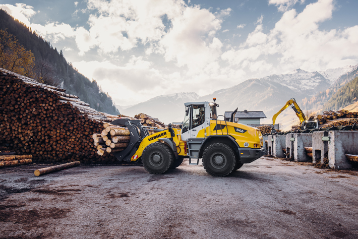 The new Liebherr L 546 wheel loader transports logs with a log grapple