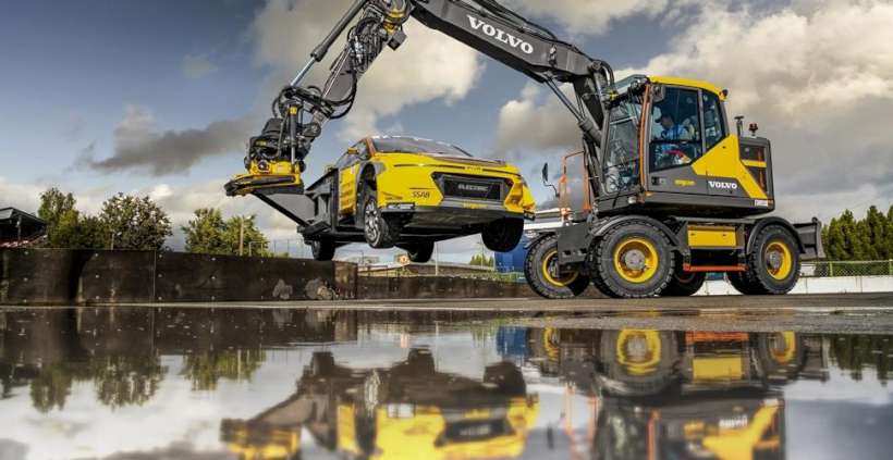 Volvo WHeeled loader carrying car