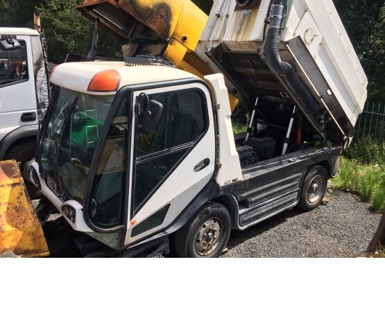 2011 JOHNSTON C400 ROAD SWEEPER in Compact Sweepers