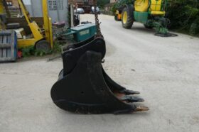 1 Titan Trenching Bucket New Shop Soiled 80 Mil Pins full