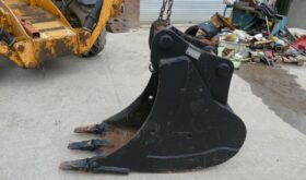 1 Titan Trenching Bucket New Shop Soiled 80 Mil Pins