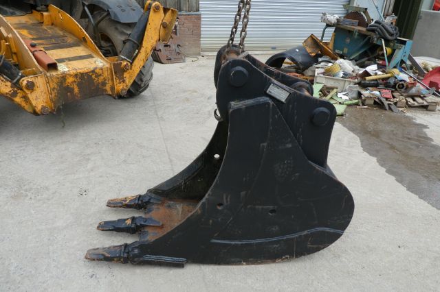 1 Titan Trenching Bucket New Shop Soiled 80 Mil Pins