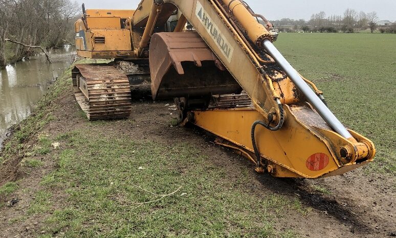 Circa 2000 Hyundai 210LC Loader tractors full