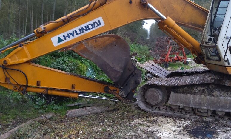 Circa 2000 Hyundai 210LC Loader tractors full