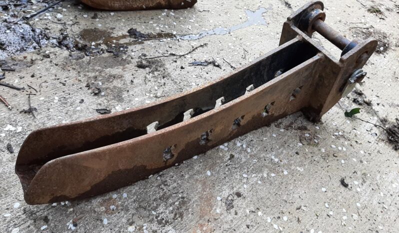 1.5TON NARROW CABLE LAYING BUCKET- 75MMM WIDE X 600 LONG/ 30MM PINS. full