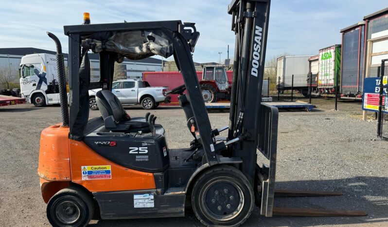 2012 DOOSAN D25-S5 FORKLIFT full