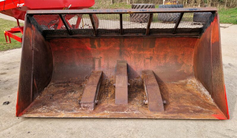 4.35m³ Toe Tip Loader Bucket full