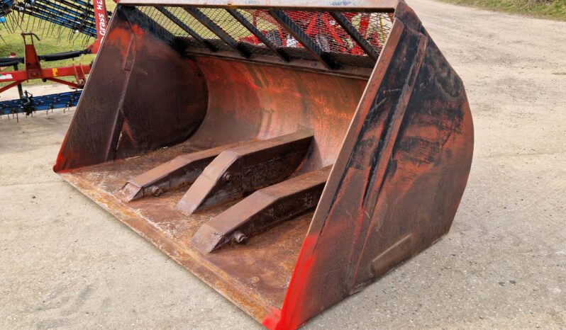 4.35m³ Toe Tip Loader Bucket full