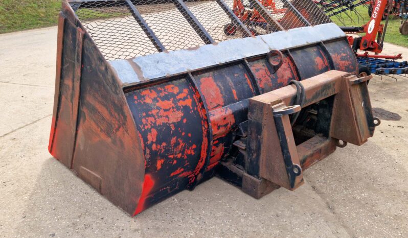 4.35m³ Toe Tip Loader Bucket full