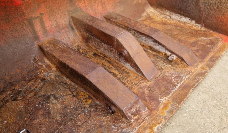 4.35m³ Toe Tip Loader Bucket full