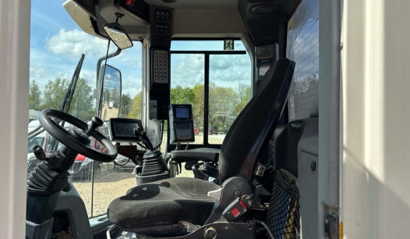 2016 LIEBHERR L586  For Auction on 2025-05-20 at 08:30 full