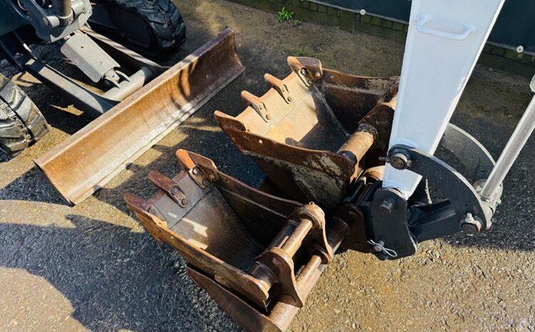2013 / 2014 Bobcat E25 Excavator full