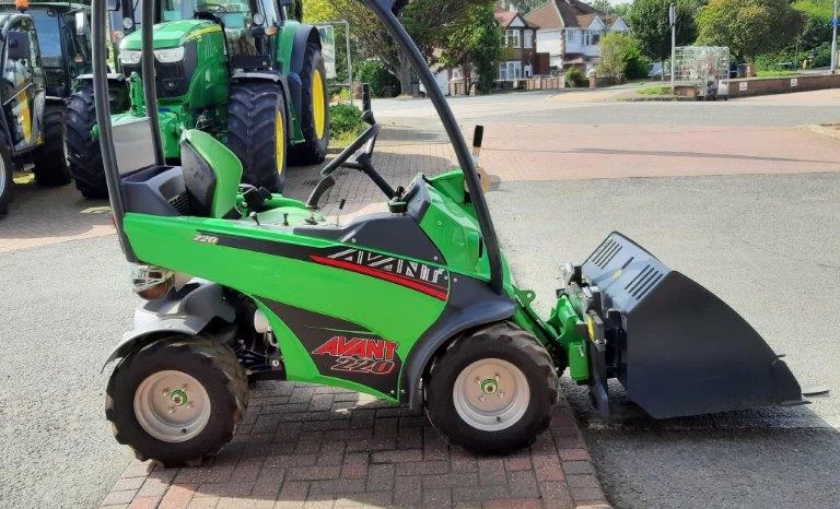 AVANT 220 mini loader