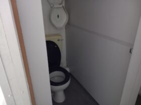 1 BRITCAB TOILET BLOCK CONTAINER 2 CUBICLES 3 URINALS 2 SINKS 240V ELECTRICS 7.3M X 2.4M  For Auction on 2025-05-28 For Auction on 2025-05-28 full