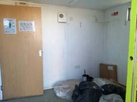 1 BRITCAB TOILET BLOCK CONTAINER 2 CUBICLES 3 URINALS 2 SINKS 240V ELECTRICS 7.3M X 2.4M  For Auction on 2025-05-28 For Auction on 2025-05-28 full