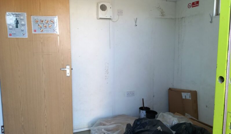 1 BRITCAB TOILET BLOCK CONTAINER 2 CUBICLES 3 URINALS 2 SINKS 240V ELECTRICS 7.3M X 2.4M  For Auction on 2025-05-28 For Auction on 2025-05-28 full