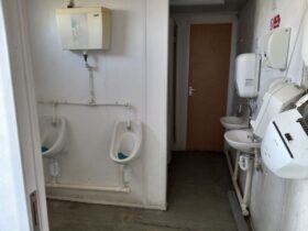 1 BRITCAB TOILET BLOCK CONTAINER 2 CUBICLES 3 URINALS 2 SINKS 240V ELECTRICS 7.3M X 2.4M  For Auction on 2025-05-28 For Auction on 2025-05-28 full