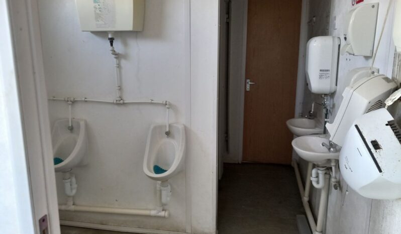 1 BRITCAB TOILET BLOCK CONTAINER 2 CUBICLES 3 URINALS 2 SINKS 240V ELECTRICS 7.3M X 2.4M  For Auction on 2025-05-28 For Auction on 2025-05-28 full